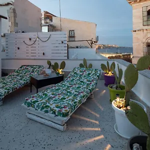 ortigia-terrace-sea-view.sicilyhotelsitaly.net/